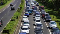 Antrean kendaraan di exit Tol Cileunyi mencapai dua kilometer.