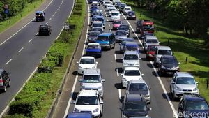 Pemudik Lokal Padati Exit Tol Cileunyi