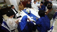 Zulkifli Hasan berbincang dengan para tamu yang hadir di open house.