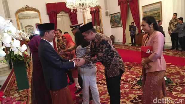 Pejabat Hingga Warga Antre Salaman dengan Jokowi-JK di Istana