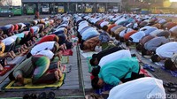 Salat Idul Fitri berlangsung khusyuk.