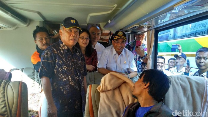 Menhub dan Menteri PUPR Cek Arus Mudik di Terminal Kampung Rambutan