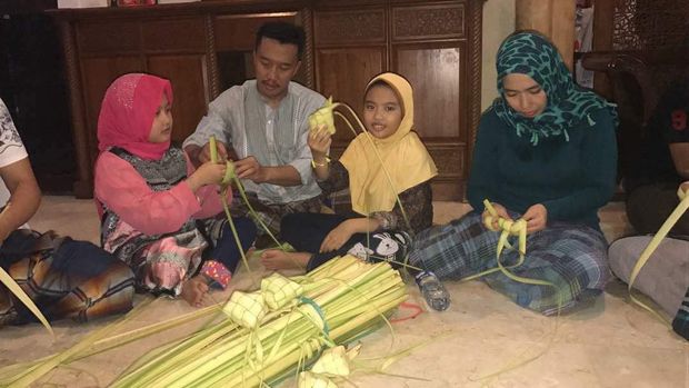 Imam Nahrawi Mudik, Bikin Ketupat Sampai <I>Open House</I>