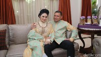 Mesra banget ya Krisdayanti dan Raul Lemos. (Foto: Krisdayanti (Hanif Hawari/detikHOT)
