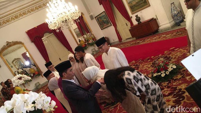 Kompak Bersarung, Anies-Sandi Salami Jokowi-JK di Istana