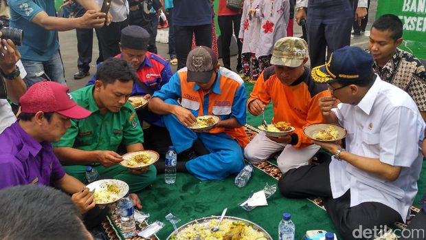 Menhub dan Menteri PUPR Cek Arus Mudik di Terminal Kampung Rambutan