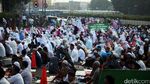 Umat Islam Salat Idul Fitri di Jalanan Kawasan Senen