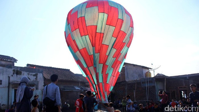 Sejumlah warga Garut, Jawa Barat punya cara unik dalam merayakan Hari Raya Idul Fitri. Mereka merayakannya dengna acara ngapungkeun balon atau menerbangkan balun.