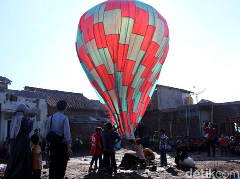 'Ngapungkeun Balon' Sambut Idul Fitri di Garut