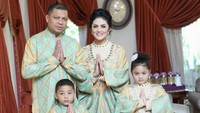 Kalau ini gayanya Krisdayanti dengan keluarganya. (Foto: Krisdayanti (Instagram Krisdayanti)