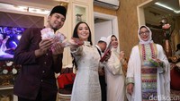 Gaya Nikita Willy bagi-bagi THR. (Foto: Nikita Willy/Hanif/detikHOT)