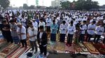 Umat Islam Salat Idul Fitri di Jalanan Kawasan Senen