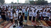 Warga melakukan salat Idul Fitri di jalanan di kawasan Senen.