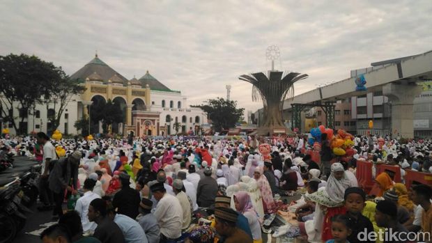 Jembatan Ampera Turut Jadi Tempat Salat Id di Palembang