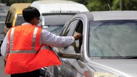 Jasamarga mengaktifkan sistem Jemput Kendaraan (JKR) dengan memberikan kartu tol untuk mengurai antrian kendaraan dari arah Cileunyi menuju Bandung.