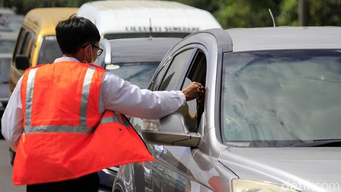 Pemudik lokal memadati exit Tol Cileunyi Bandung. Antrean kendaraan mengular hingga dua kilometer.