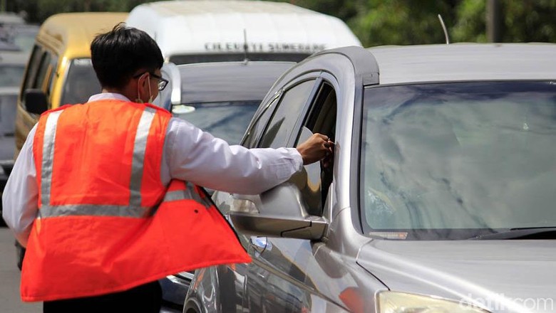Pemudik Lokal Padati Exit Tol Cileunyi Pemudik lokal memadati exit Tol Cileunyi Bandung. Antrean kendaraan mengular hingga dua kilometer.