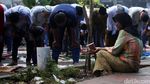 Umat Islam Salat Idul Fitri di Jalanan Kawasan Senen