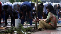 Penggemis menunggu rezeki.