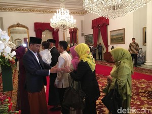 Senangnya Warga Ikut Open House ke Istana dan Foto dengan Jokowi