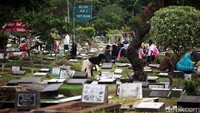 Suasana TPU Karet Bivak terlihat ramai oleh Peziarah. Keramaian ini mulai tampak sejak hari pertama lebaran kemarin.