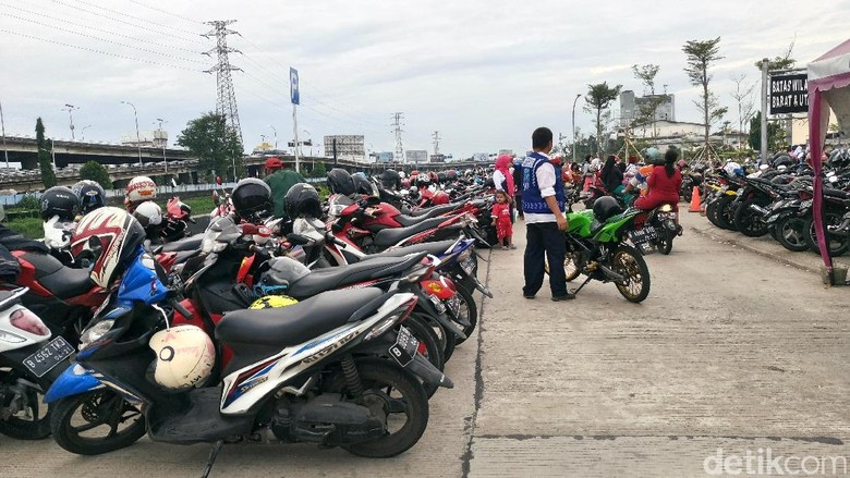 Libur Lebaran Parkiran  RPTRA Kalijodo Ramai dan Bebas Preman