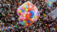 Balon warna-warni siap diterbangkan usai salat Idul Fitri di luar Masjid El-Seddik, Kairo, Mesir. Amr Abdallah Dalsh/Reuters.
