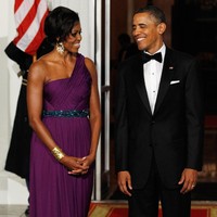 Michelle Obama dalam balutan gaun ungu berbahu asimetris saat menyambut Presiden Korea Selatan Lee Myung-bak di Gedung Putih, 2011 lalu. Foto: Getty Images