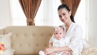 Pada foto tersebut, Ririn Ekawati dan Cattleya nampak tampil serba putih. (Foto: Ririn Ekawati/Instagram)