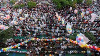 Balon warna-warni menghiasi lokasi salat Idul Fitri di luar Masjid El-Seddik, Kairo, Mesir. Balon-balon tersebut akan diterbangkan setelah umat muslim selesai melaksanakan salat Idul Fitri, Minggu (25/6/2017). Amr Abdallah Dalsh/Reuters.