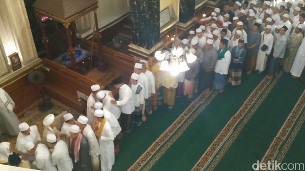 Usai salat Id, jemaah Al Marzuqiyah melakukan halal bi halal. 