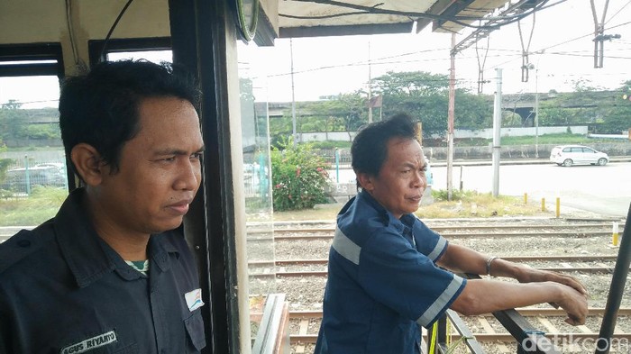 Cerita Mereka yang Rela Tak Mudik demi Jaga Pelintasan Kereta