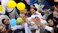 Warga Mesir berebut menangkap balon. Amr Abdallah Dalsh/Reuters.