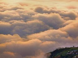 Potret Keren Perkampungan di Atas Awan