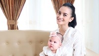 Ririn Ekawati memperlihatkan senyuman manisnya sambil menggendong Cattleya. (Foto: Ririn Ekawati/Instagram)