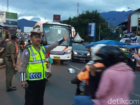  Polisi mengatur arus lalu lintas dari arah Puncak, Senin (26/6/2017)