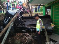Mobil Bak Terjun Timpa Rumah di Tasikmalaya, 20 Orang Luka