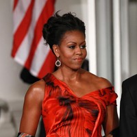 Michelle Obama lagi-lagi dengan gaun one-shoulder kali ini ini dengan motif dan warna yang bold. (Foto: Getty Images)