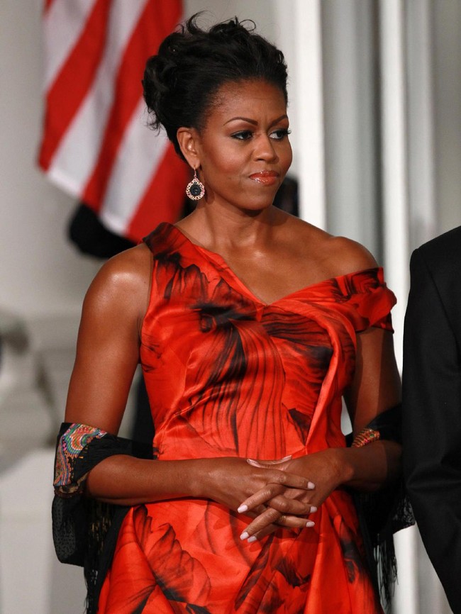 Michelle Obama lagi-lagi dengan gaun one-shoulder kali ini ini dengan motif dan warna yang bold. (Foto: Getty Images)