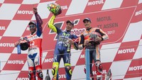 MotoGP Belanda: Rider Movistar Yamaha Valentino Rossi naik podium teratas. Podium kedua Danilo Petrucci (Octo Pramac Racing) dan Marc Marquez (Repsol Honda) di posisi tiga. (Foto: Mirco Lazzari gp/Getty Images)