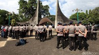 Polisi melakukan apel pengamanan di Taman Margasatwa Ragunan.
