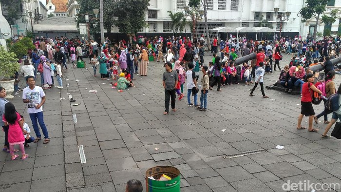 Kota Tua Ramai Pengunjung, Sayang Ada yang Buang Sampah Sembarangan