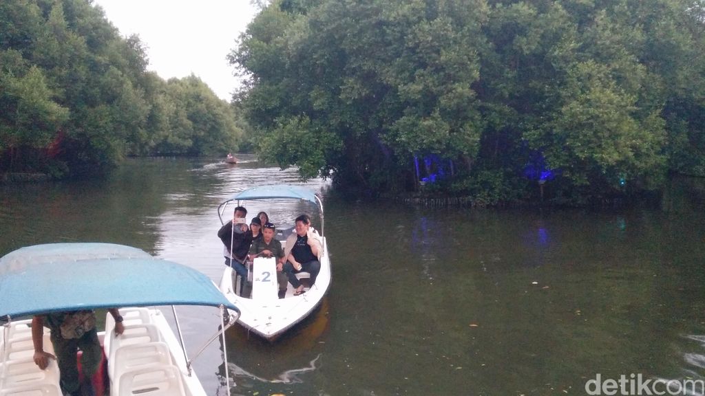 Wisata Mangrove Pantai Indah Kapuk saat libur Lebaran, Senin (26/6).