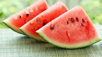 Buah yang berisi air ini sangat ideal mewarnai piring Anda. Semangka mengandung sebanyak 92 persen air dan nutrisi penting seperti vitamin A, B6, C, asam amino dan serat makanan. (Foto: iStock)