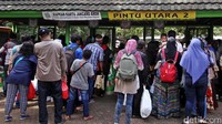 Padatnya pengunjung sudah terlihat di pintu masuk Ragunan, Senin (26/6/2017).