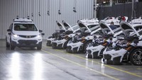 Saham GM merosot hingga 4,2% usai pengumuman tersebut. Pada awal 2022 lalu GM menyatakan akan berinvestasi US$ 4 miliar untuk pabrik Orion Township Assembly. Pabrik ini yang digunakan untuk memproduksi Bolt dan Chevrolet Silverado EV dan GMC Sierra dan menggunakan platform Ultium EV generasi berikutnya. Dok. Carsscoop