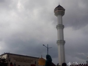 2 Bocah Luka Akibat Hoax Menara Masjid Agung Bandung Roboh