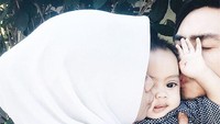 Muah! Lucunya Sakala dicium oleh kedua orang tuanya, Ayudia Bing Slamet dan Ditto. Dalam keterangan fotonya, Ayudia mengatakan Sakala sedang aktif-aktifnya. Foto: dok. Instagram @ayudiac