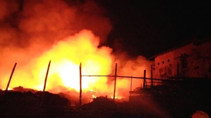 Gudang Penuh Plastik Terbakar, Diduga Penyebabnya Kembang Api