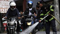 Petugas Dinas Kebakaran (Diskar) membersihkan tumpahan solar di Jalan Cagak Nagreg, Kabupaten Bandung, Jawa Barat, Senin (26/6/2017). Sebelumnya tumpahan solar itu telah ditutupi dengan tanah.